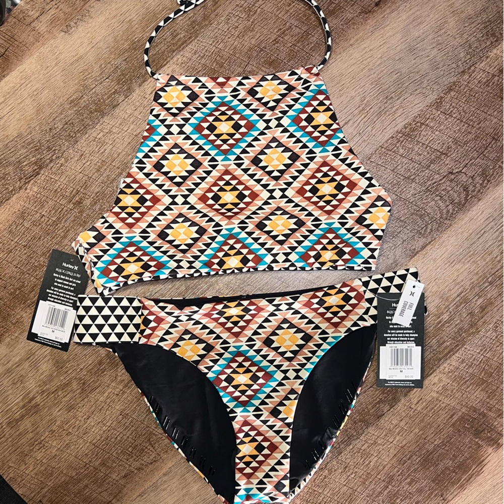 COPY - HURLEY NWT BIKINI IN SIZE MEDIUM. TOP IS REVERSIBLE
